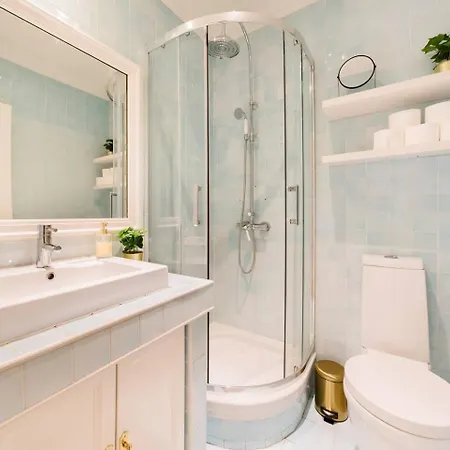Elegant Lisbon Stay Modern Comfort-Vintage Charm