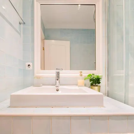 Elegant Lisbon Stay Modern Comfort-Vintage Charm Lisboa