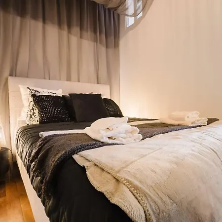 Elegant Lisbon Stay Modern Comfort-Vintage Charm *