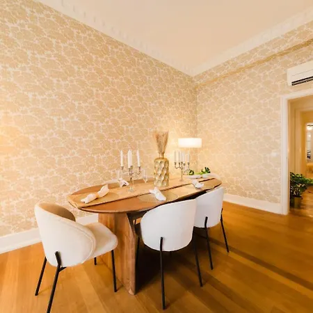 Elegant Lisbon Stay Modern Comfort-Vintage Charm Lisboa