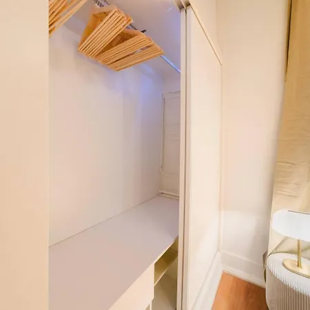 Elegant Lisbon Stay Modern Comfort-Vintage Charm *