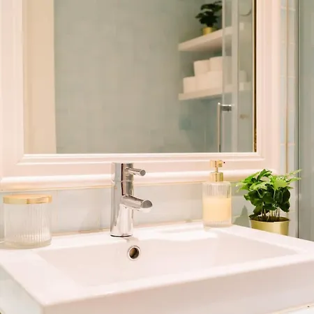 Elegant Lisbon Stay Modern Comfort-Vintage Charm *