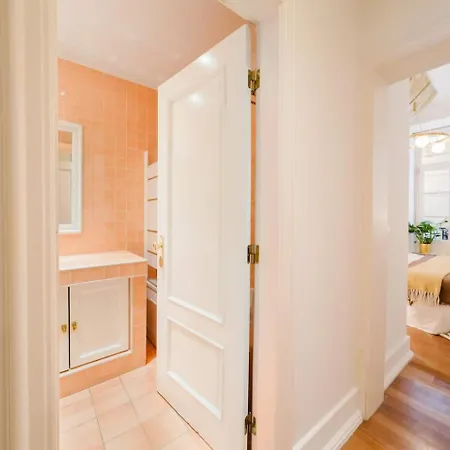 Elegant Vintage Charm-modern Comfort Apartment