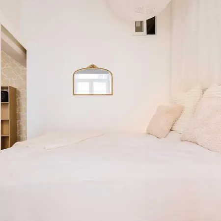 Elegant Vintage Charm-modern Comfort Apartment *