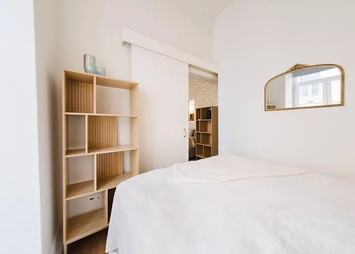 Elegant Vintage Charm-modern Comfort Apartment