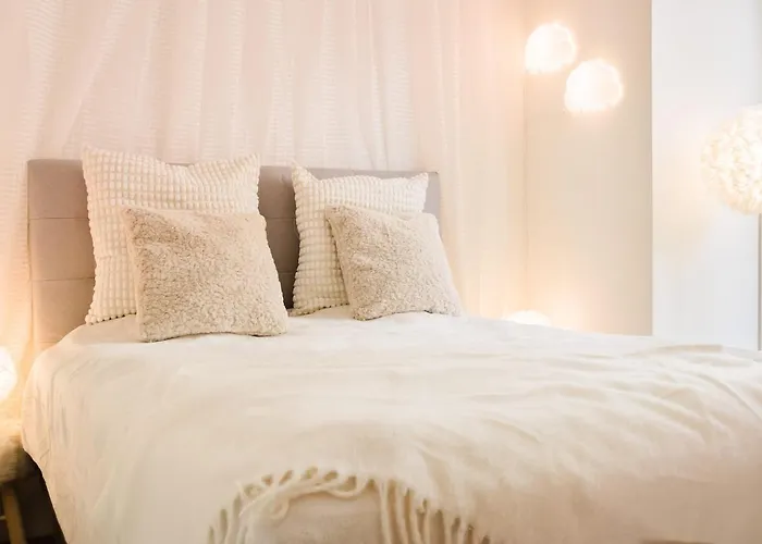 Elegant Vintage Charm-modern Comfort Apartment